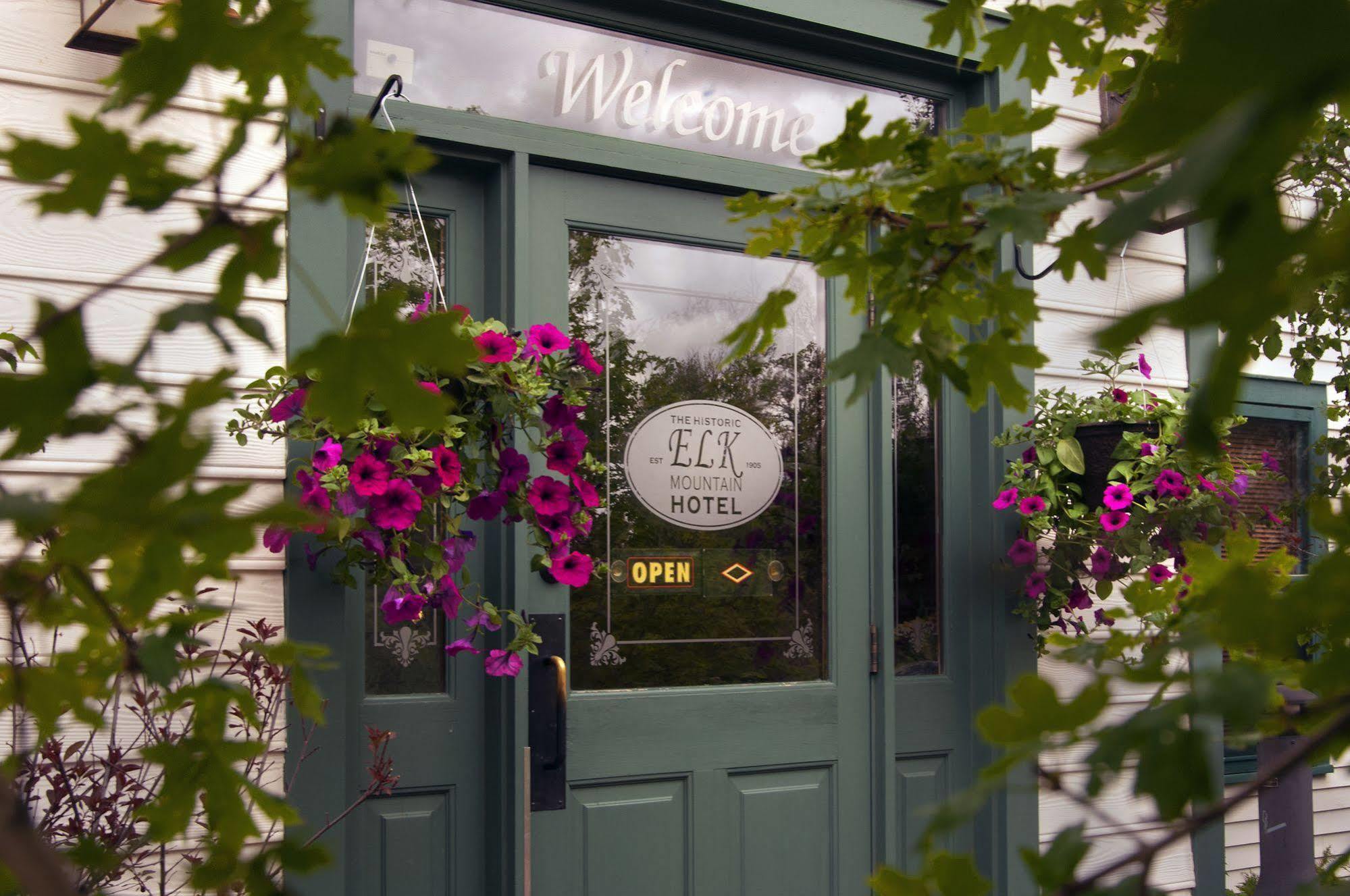 The Historic Elk Mountain Hotel Buitenkant foto
